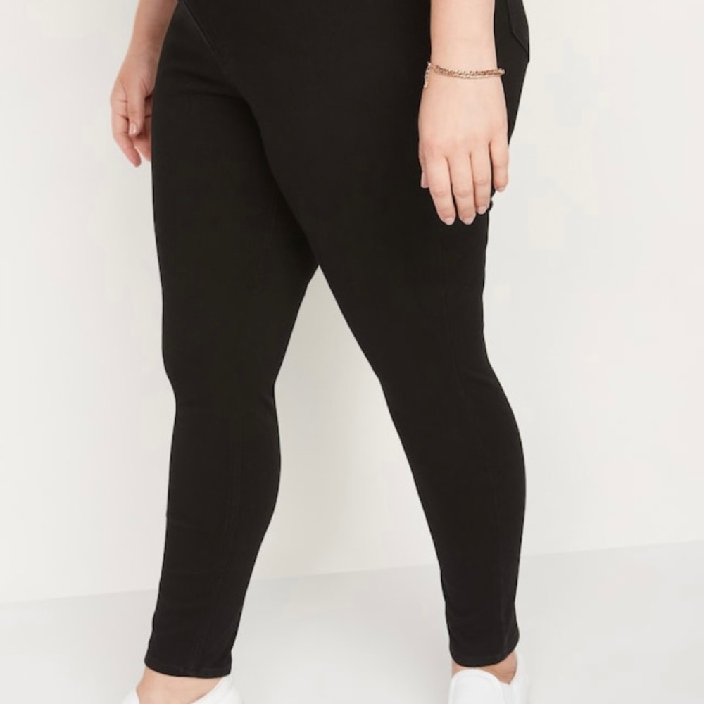 NWOT Black Old Navy Rockstar super skinny jeans with secret-slim pockets.